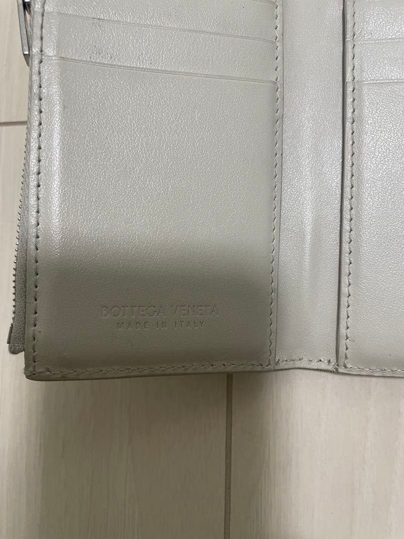 ボッデガの珍しいホワイトグレーのお財布！