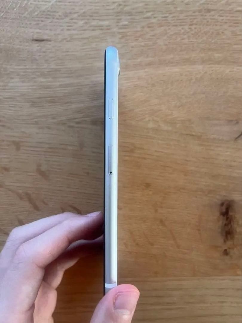 【美品】iPhone SE 第二世代 64GB・ホワイト