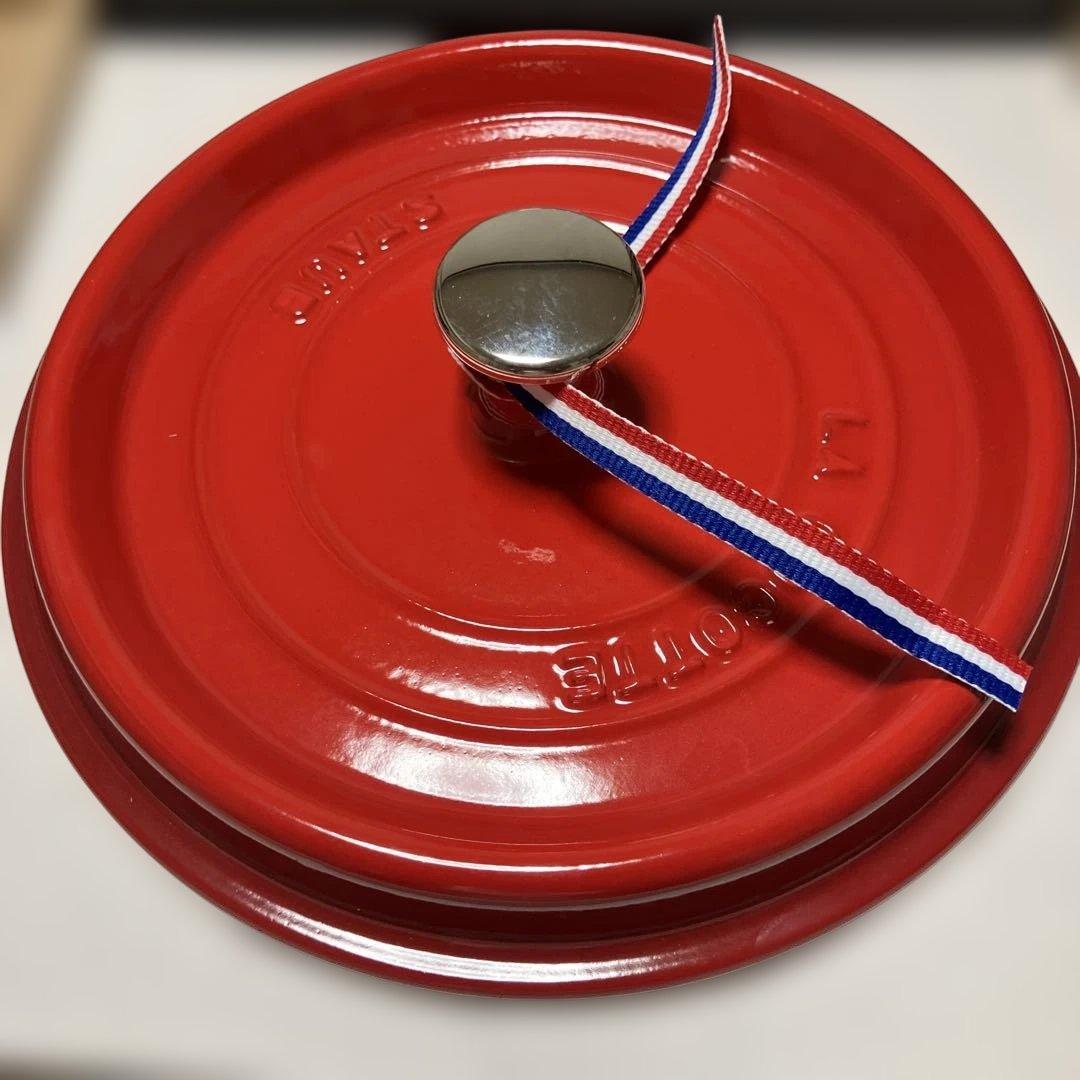新品未使用　staub 赤い両手鍋 約22cm.2.6Ｌ