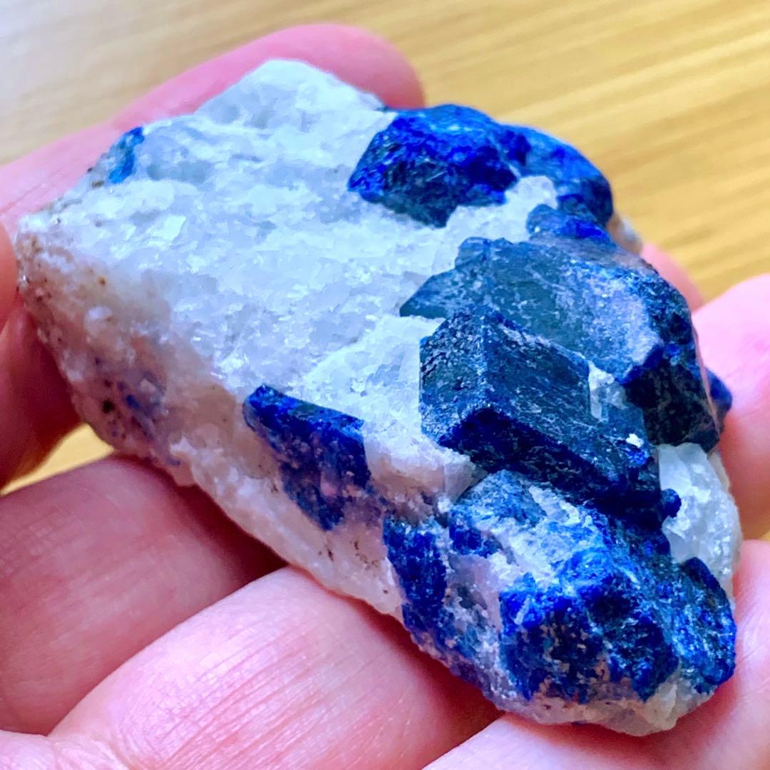 トップブルーソーダライト(アウイン？)母岩上の結晶2