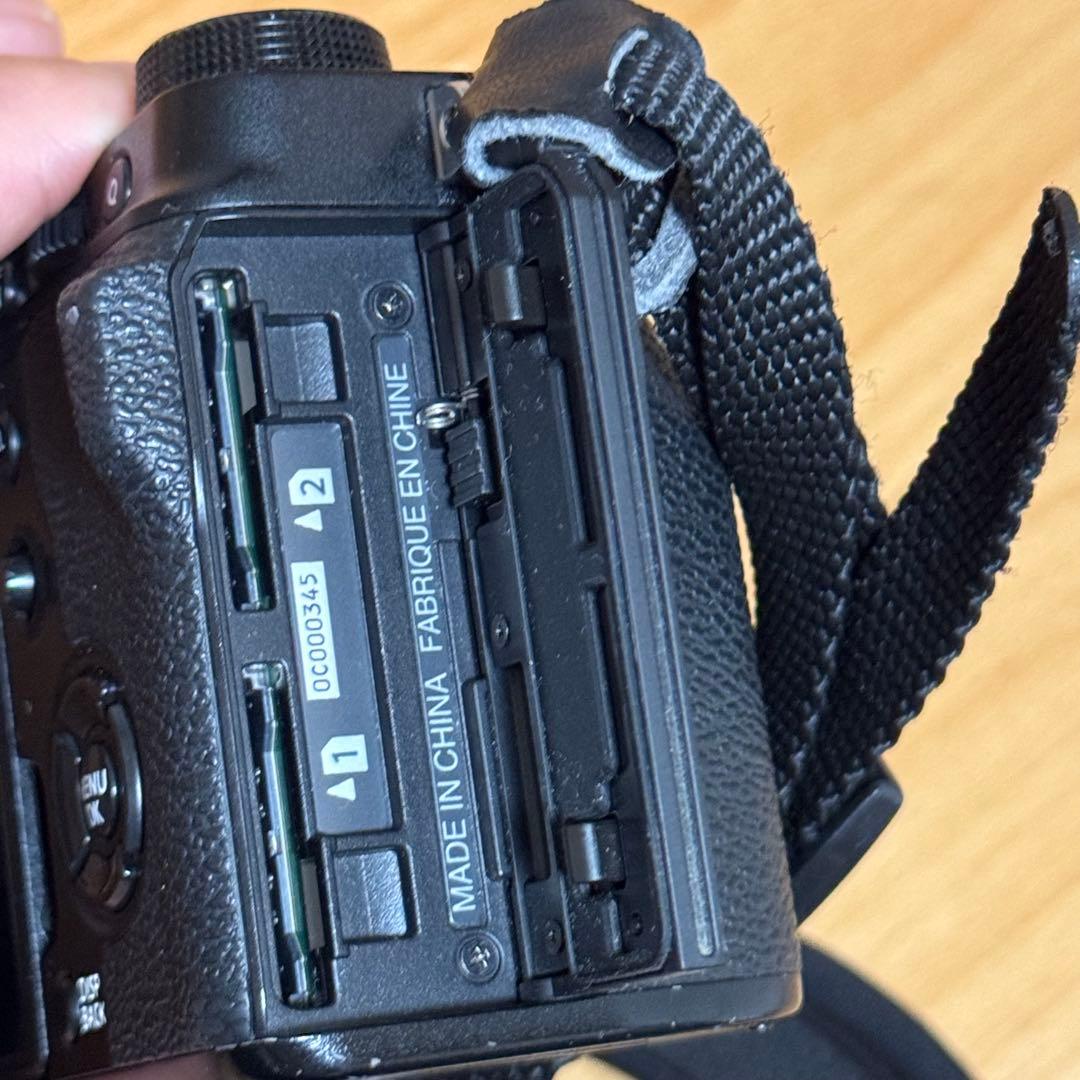 fujifilm x-t4 本体・ストラップあり 、レンズなし ブラック