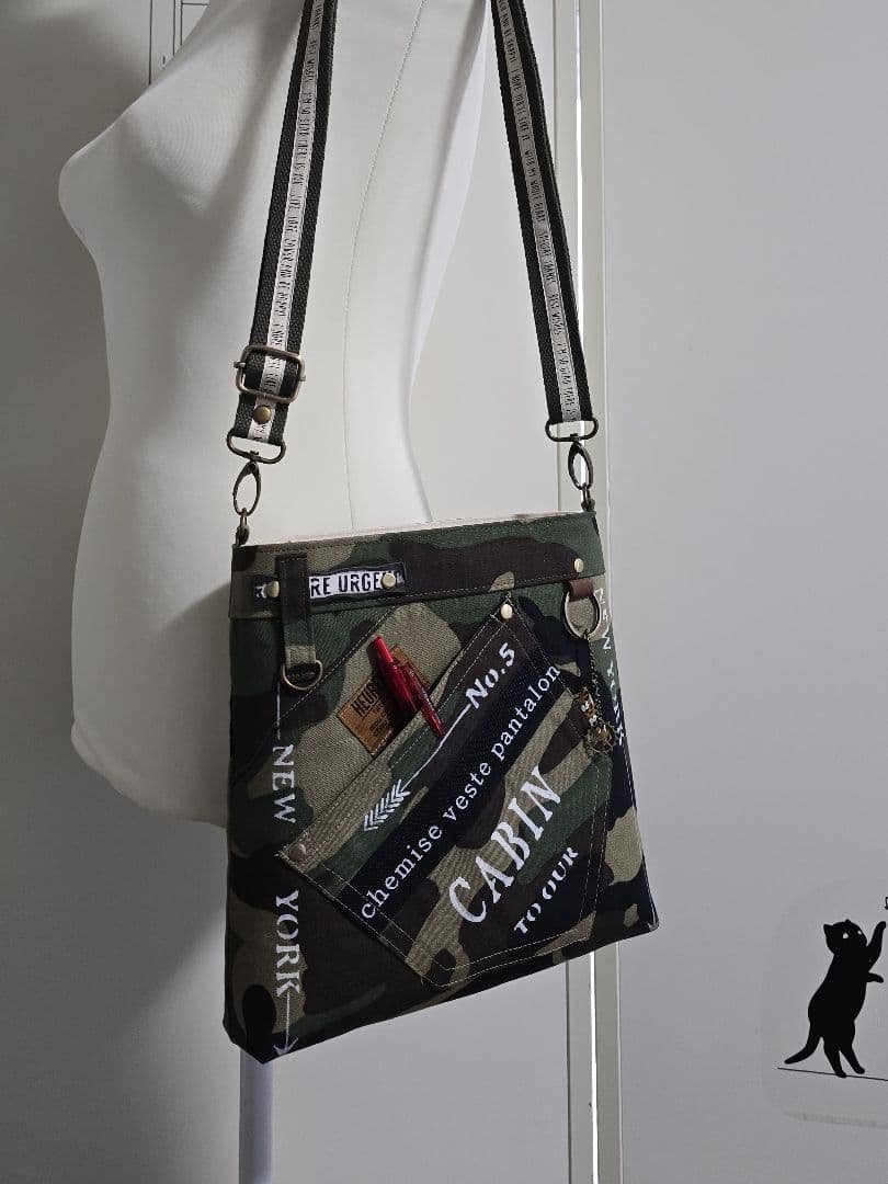 大きめデニムリメイクバッグ ファスナー ＆サコッシュ ＆底板 ＆ストラップ付き