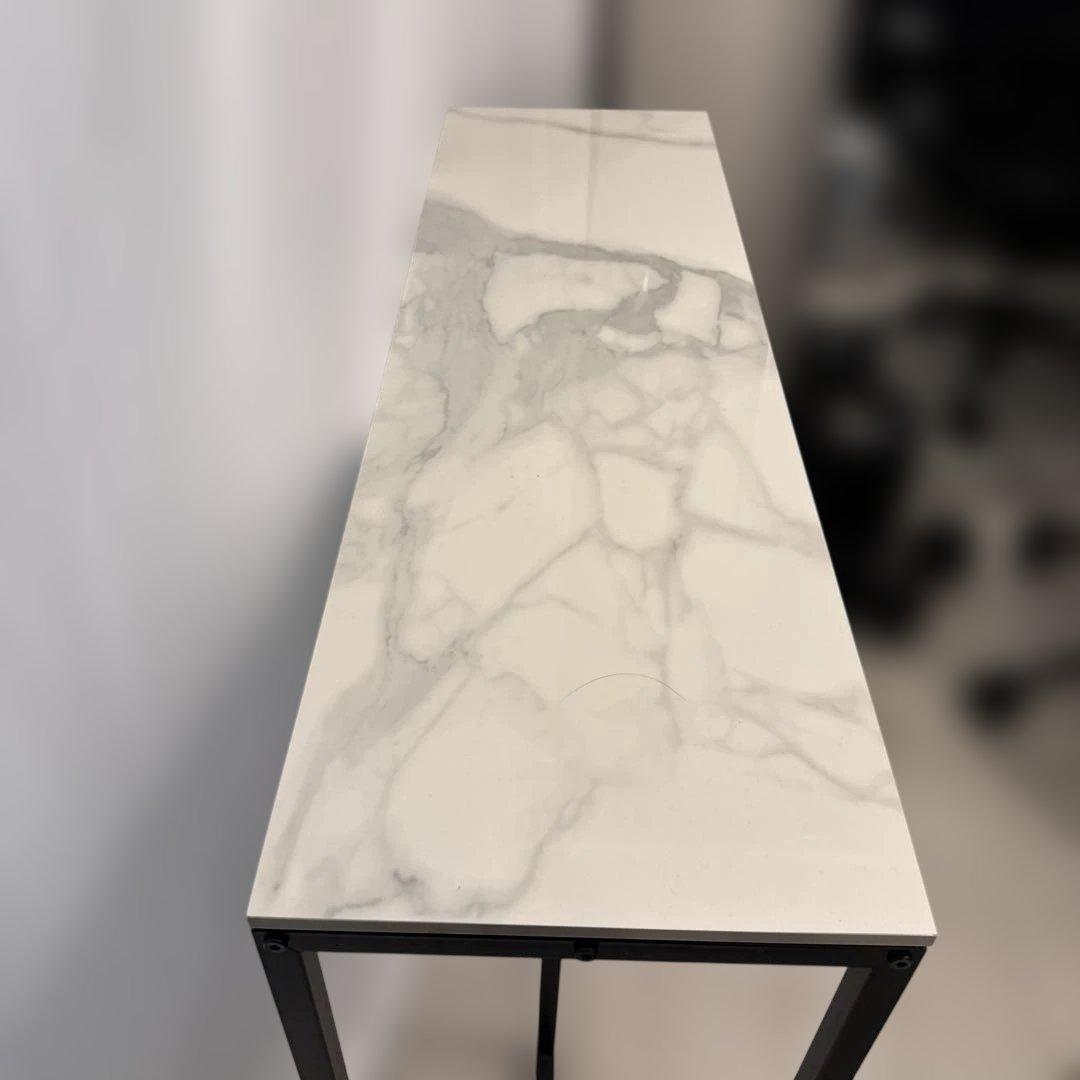 白いモダンな大理石風サイドテーブル