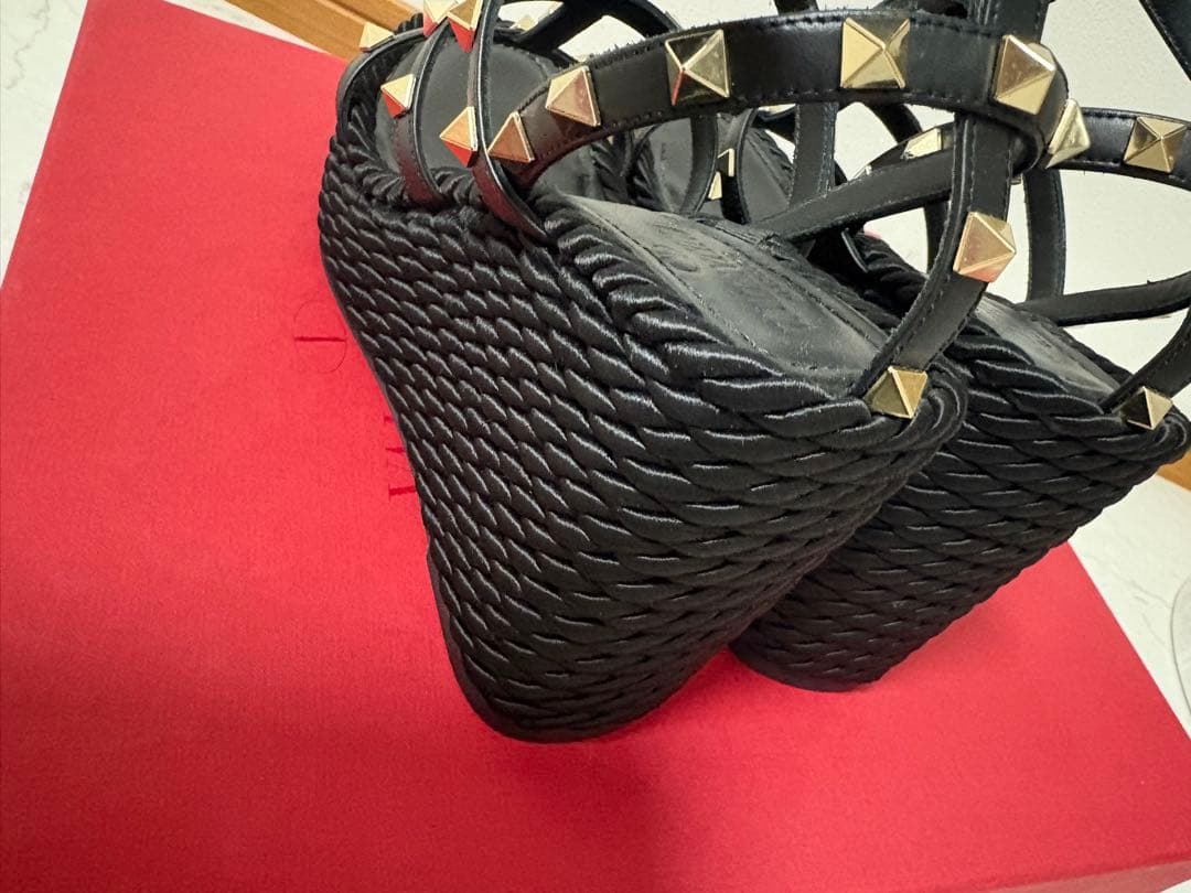 【最終値下げ美品】VALENTINO ウェッジソールサンダル　ブラック36サイズ