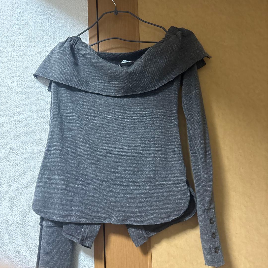 トップス CERRIC WRINKLE OFF SHOULDER TOP / BROWN