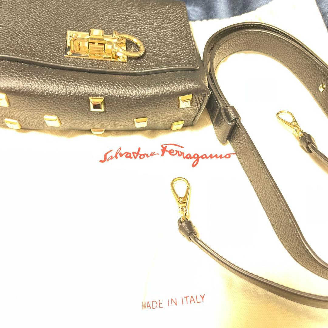 Salvatore Ferragamo ブラックレザーショルダーバッグ