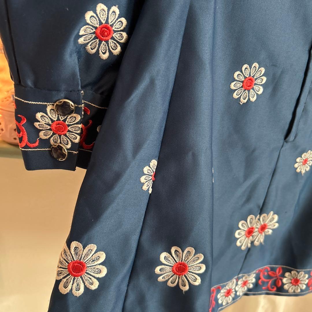 希少品　70,s vintage レトロ 花柄刺繍ワンピース　ボウタイ