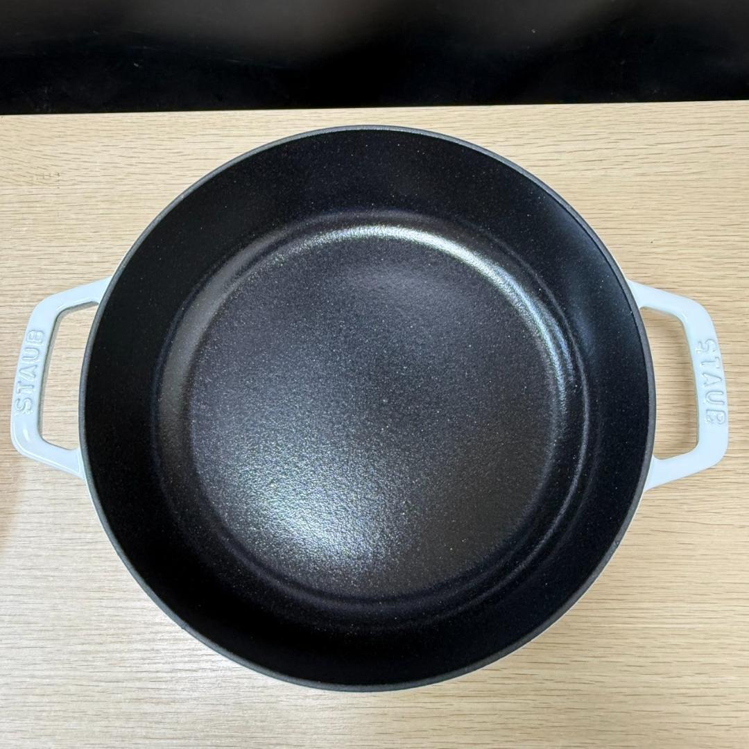 ★未使用　STAUB　ブレイザー　スノーフレーク　ホーロー鍋　24㎝　ホワイト