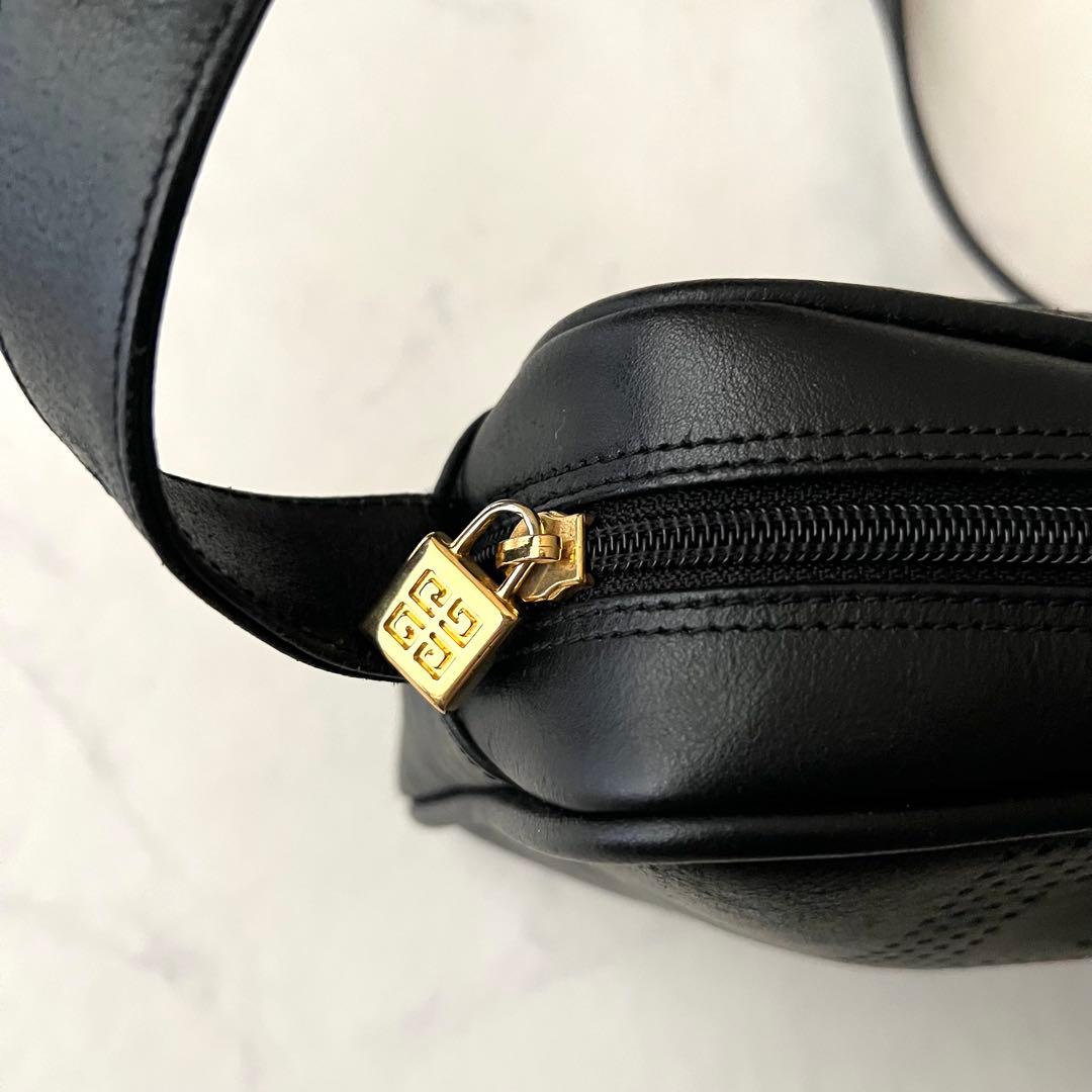 GIVENCHY 4Gロゴ ショルダーバッグ レザー 黒 パンチング