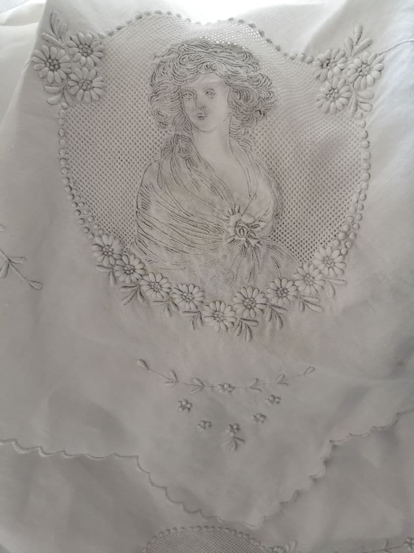 アンティークスイス アペンツェル刺繍 貴婦人達と小花ガーランドのクロス 美術館級