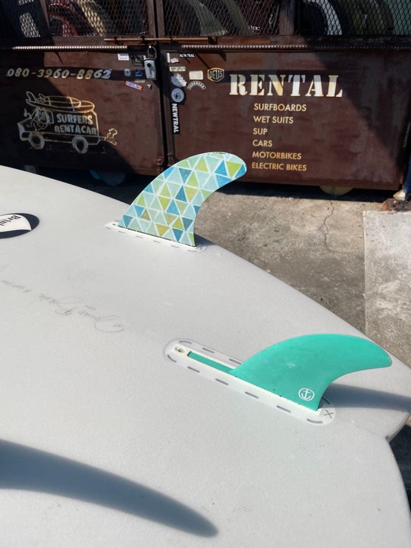 貴重　DONALD BRINKがシェイプする非対称ボード5.6