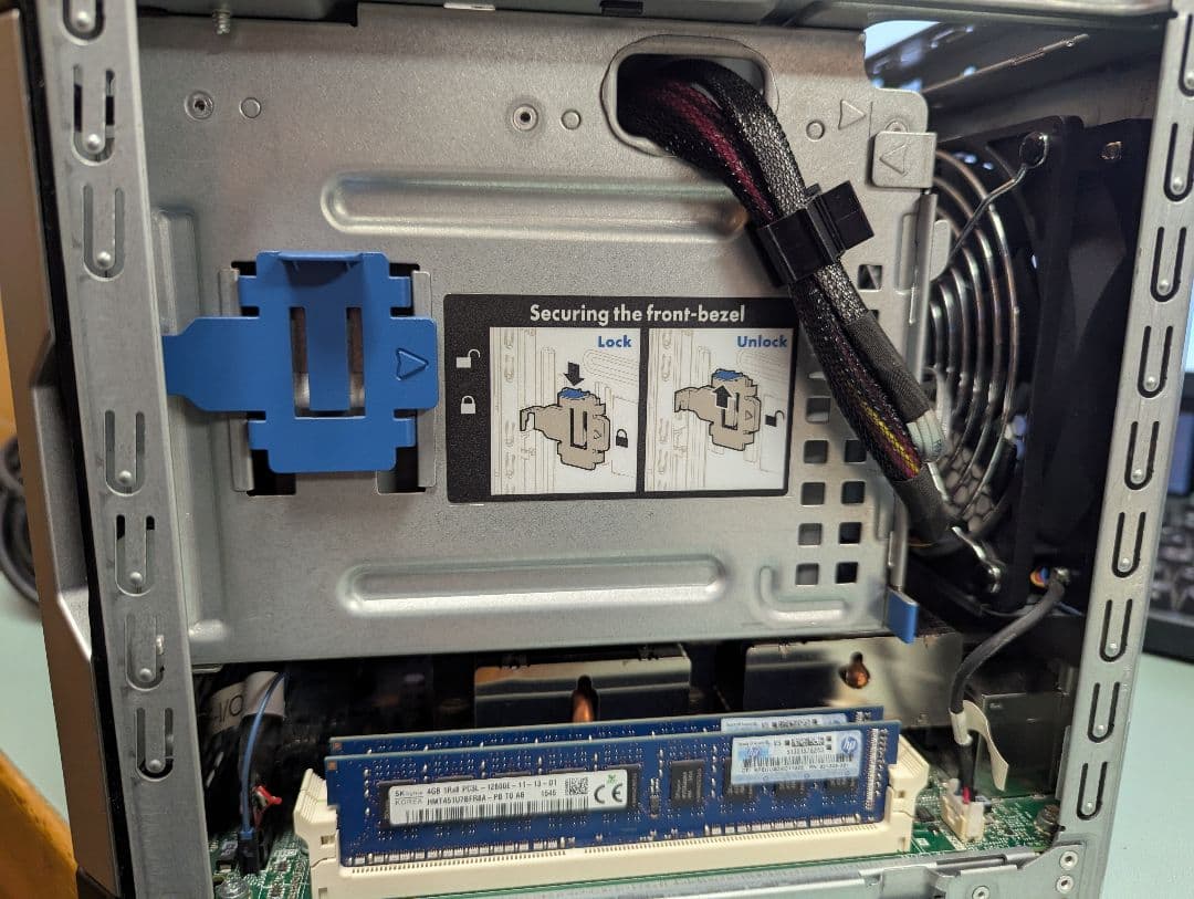 HP ProLiant MicroServer Gen8 本体