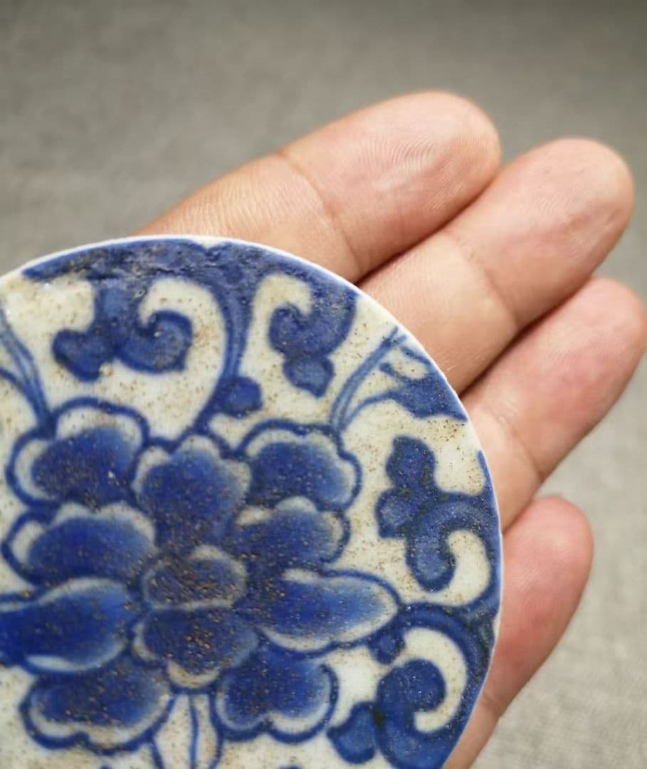 清国・康煕年製　青い花柄の陶器製茶碗