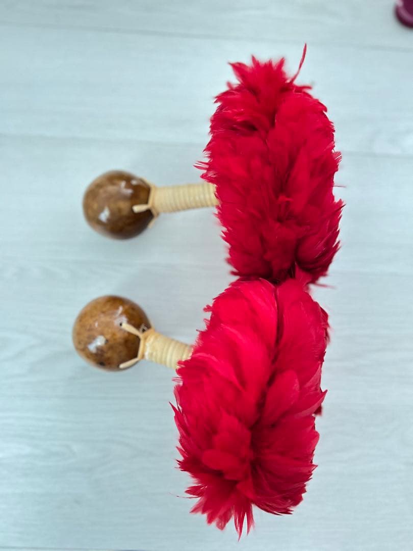 ウリウリ　フラダンス　タヒチアン　羽　黄色　赤　マラカス　楽器　ハワイ　一体型