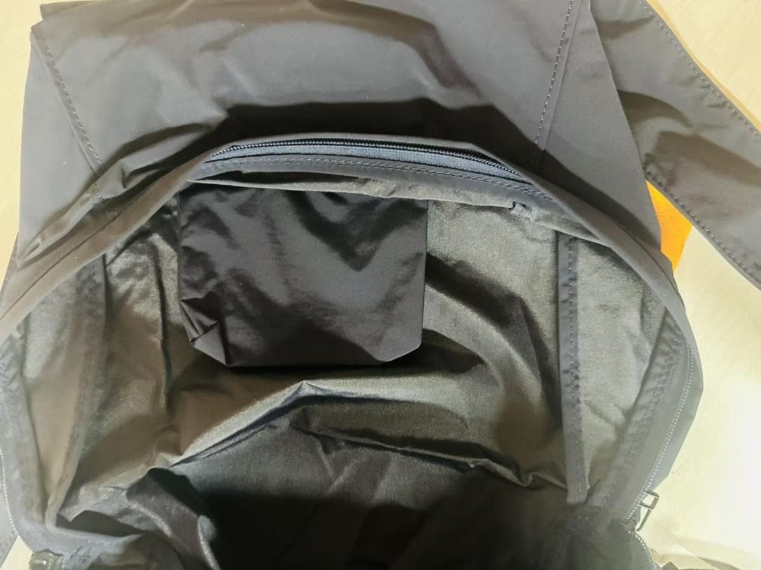 Pocketable day packバックパック紺色のポケットは付いていません