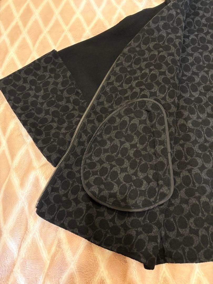 COACH フード付きブラックポンチョ