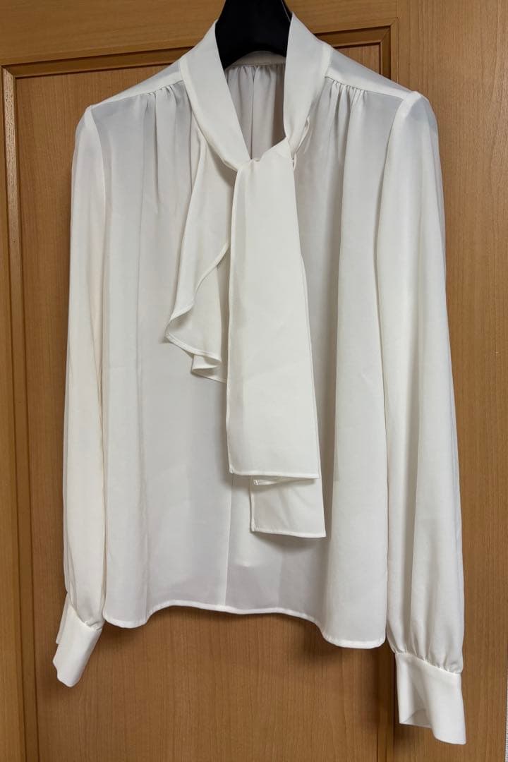 ピンキーアンドダイアン◆ラッフルアクセントボウタイブラウス ホワイト 36