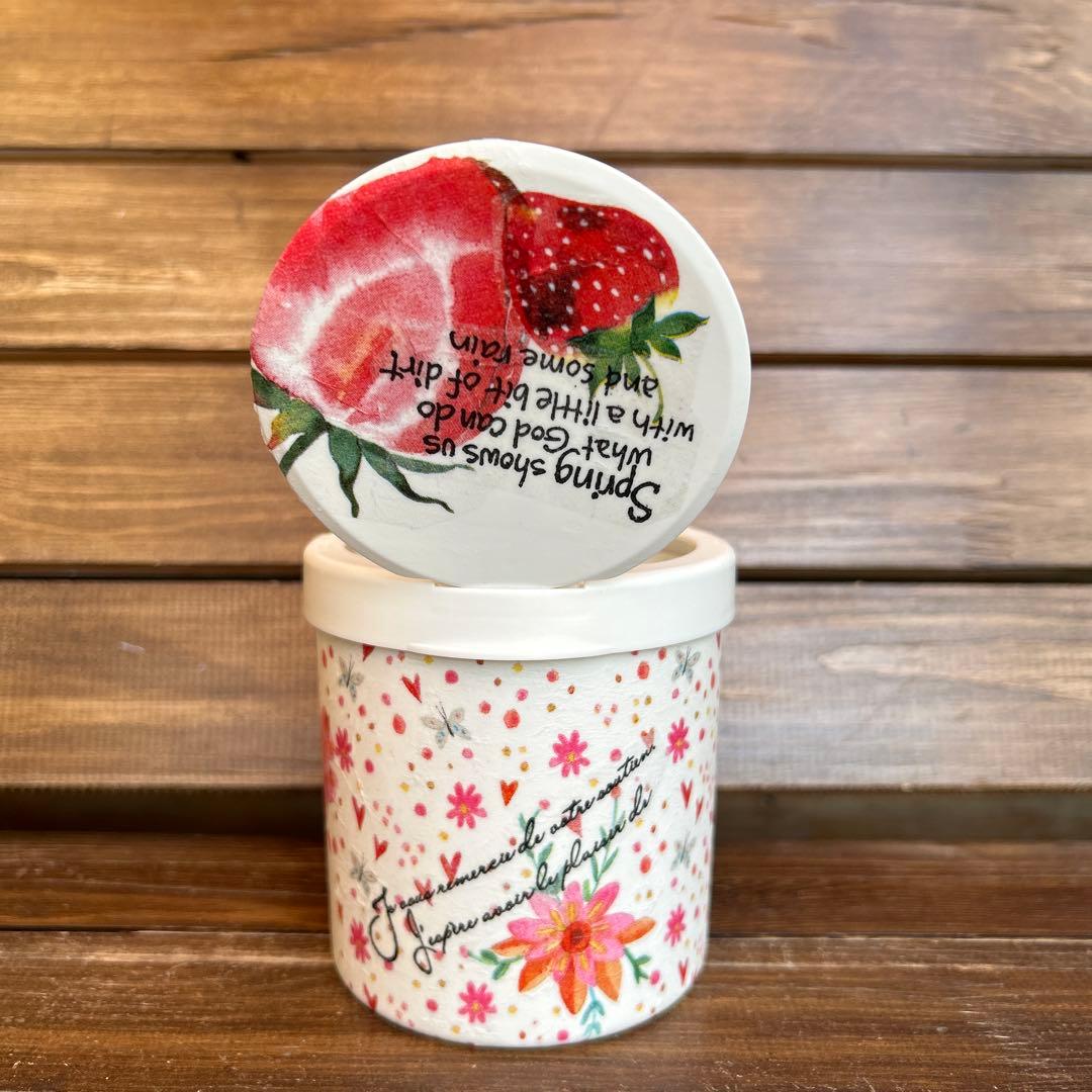 売切れ　リメイク　綿棒ケース　 大きな苺とおねむなうさぎさん