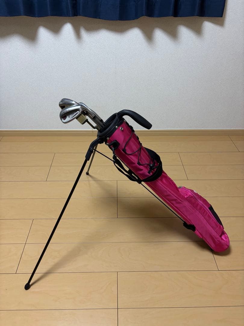ピンク スタンド式ゴルフバッグ アイアン、パター、ゴルフボール付き