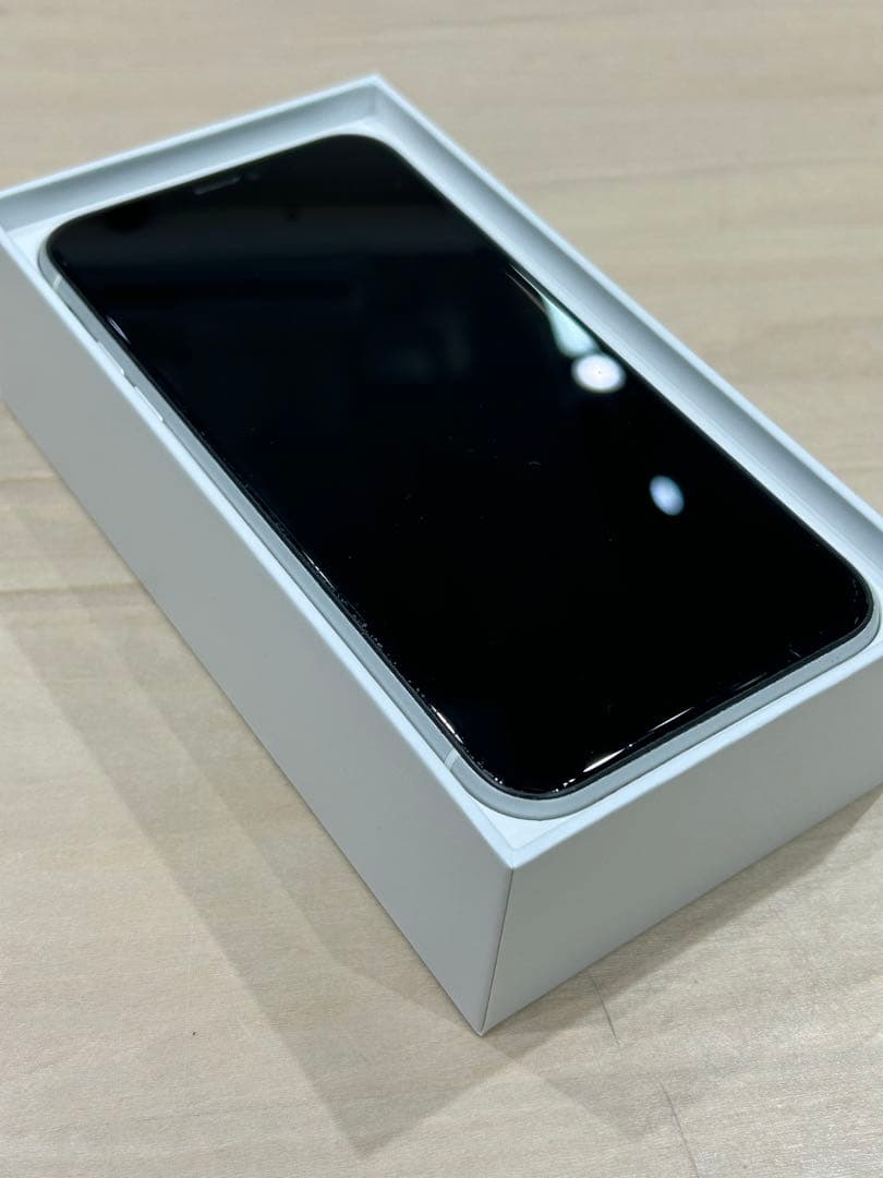 iPhone XR / white / 256GB / SIMロックなし