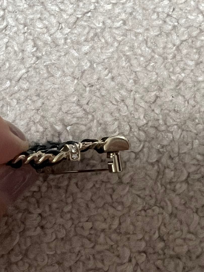 唯一ページ シャネル ブローチ 2点