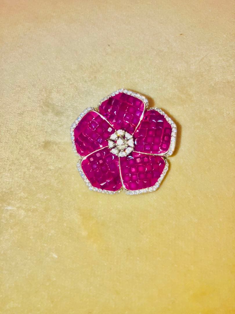 ルビー　ミステリーセッティング　ブローチ