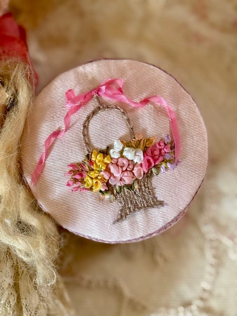 アンティーク　ミニョネット　ドール　リボン刺繍カルトナージュセット