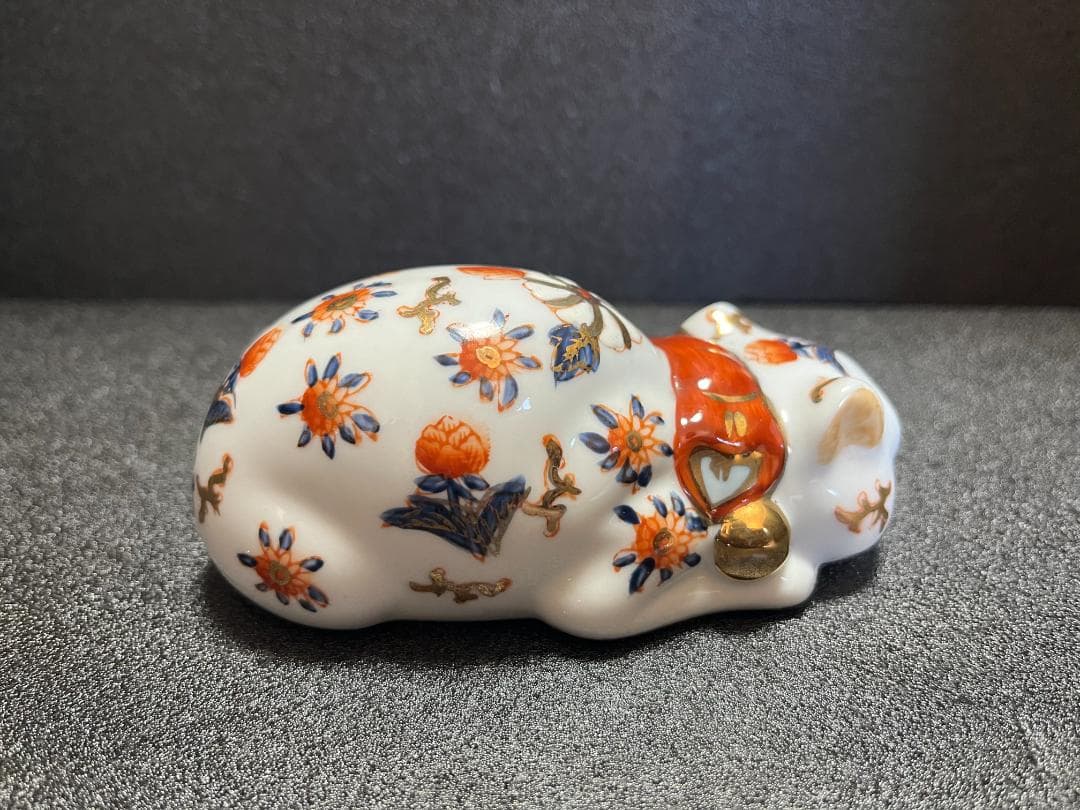 ■　伊万里 陶器 金彩 眠り猫 猫 縁起物 置物 飾物　■