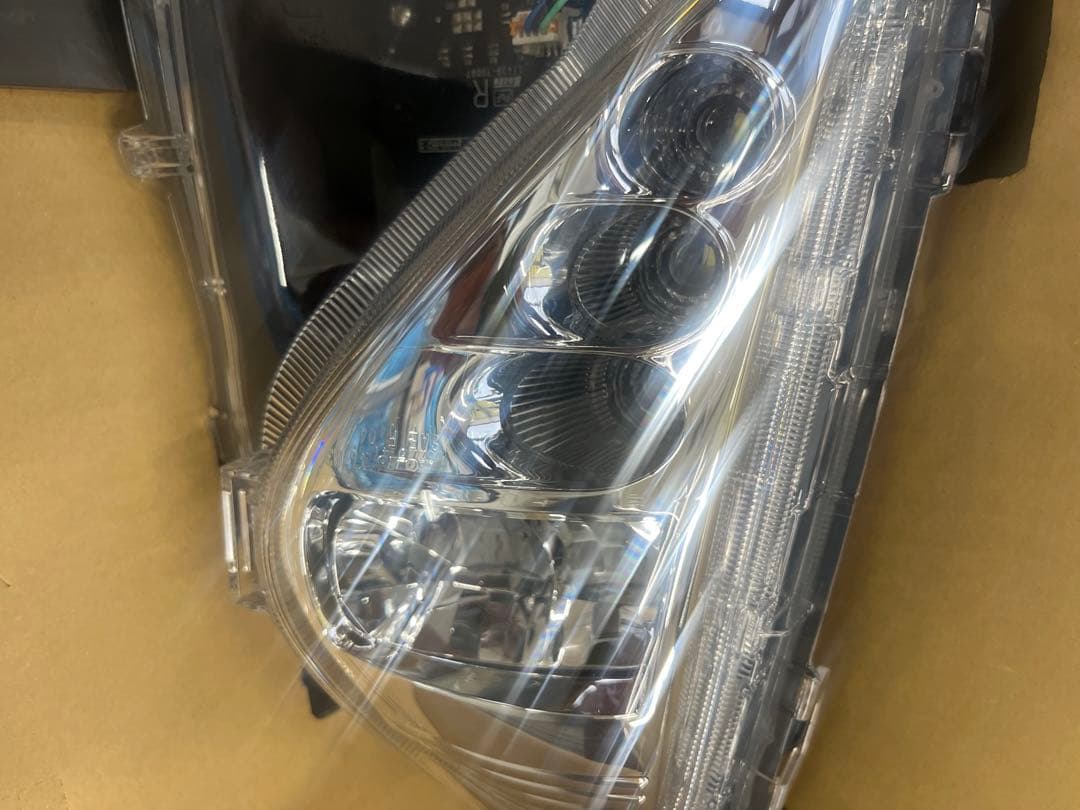 ５０　プリウス　右側　新品　フォグランプ　右側