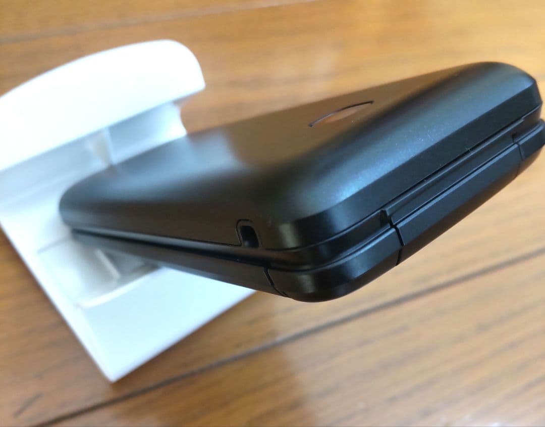 美品　GRATINA KYF42 ブラック　携帯電話