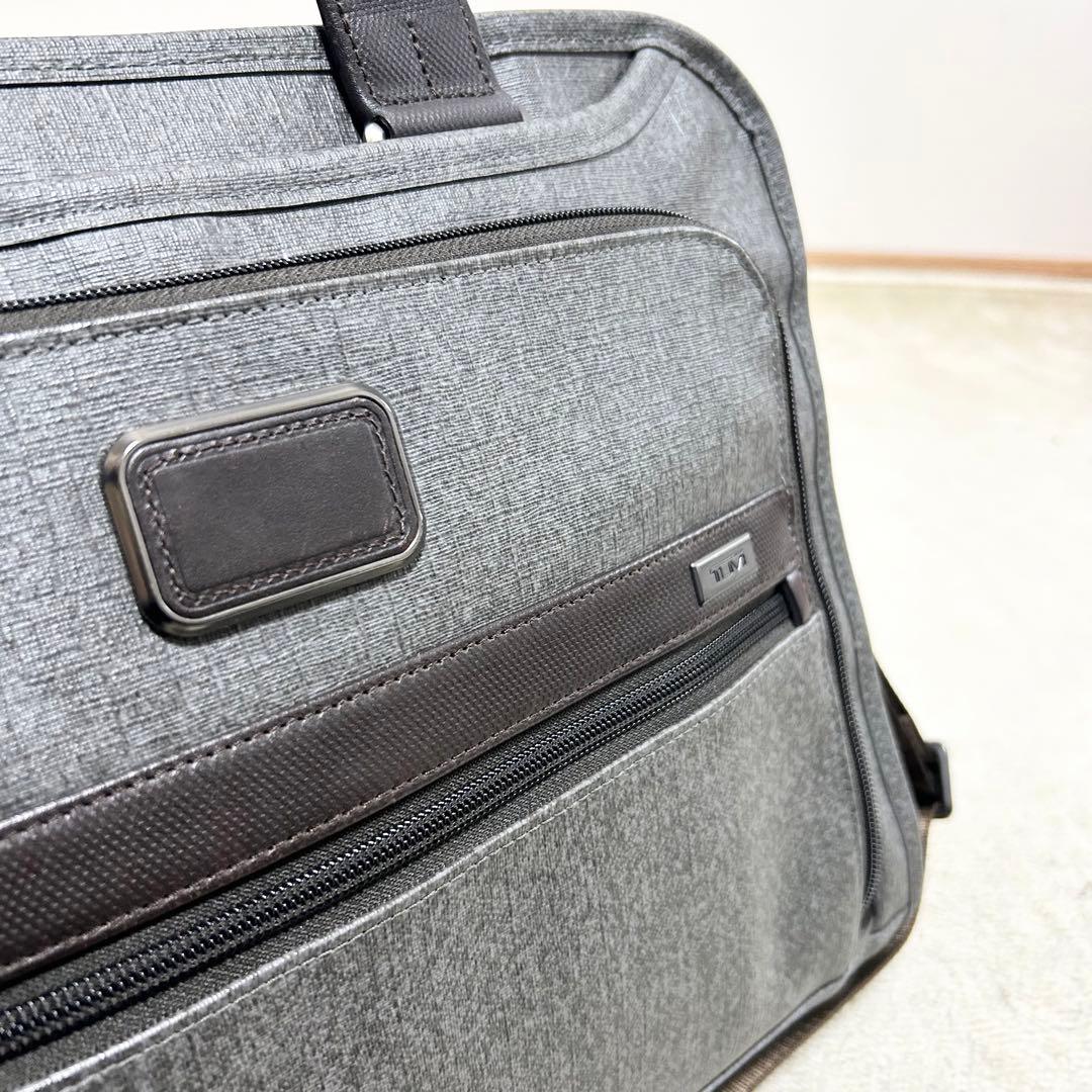 美品　TUMI トゥミ　スリム　デラックスポートフォリオ　PVCレザー　グレー
