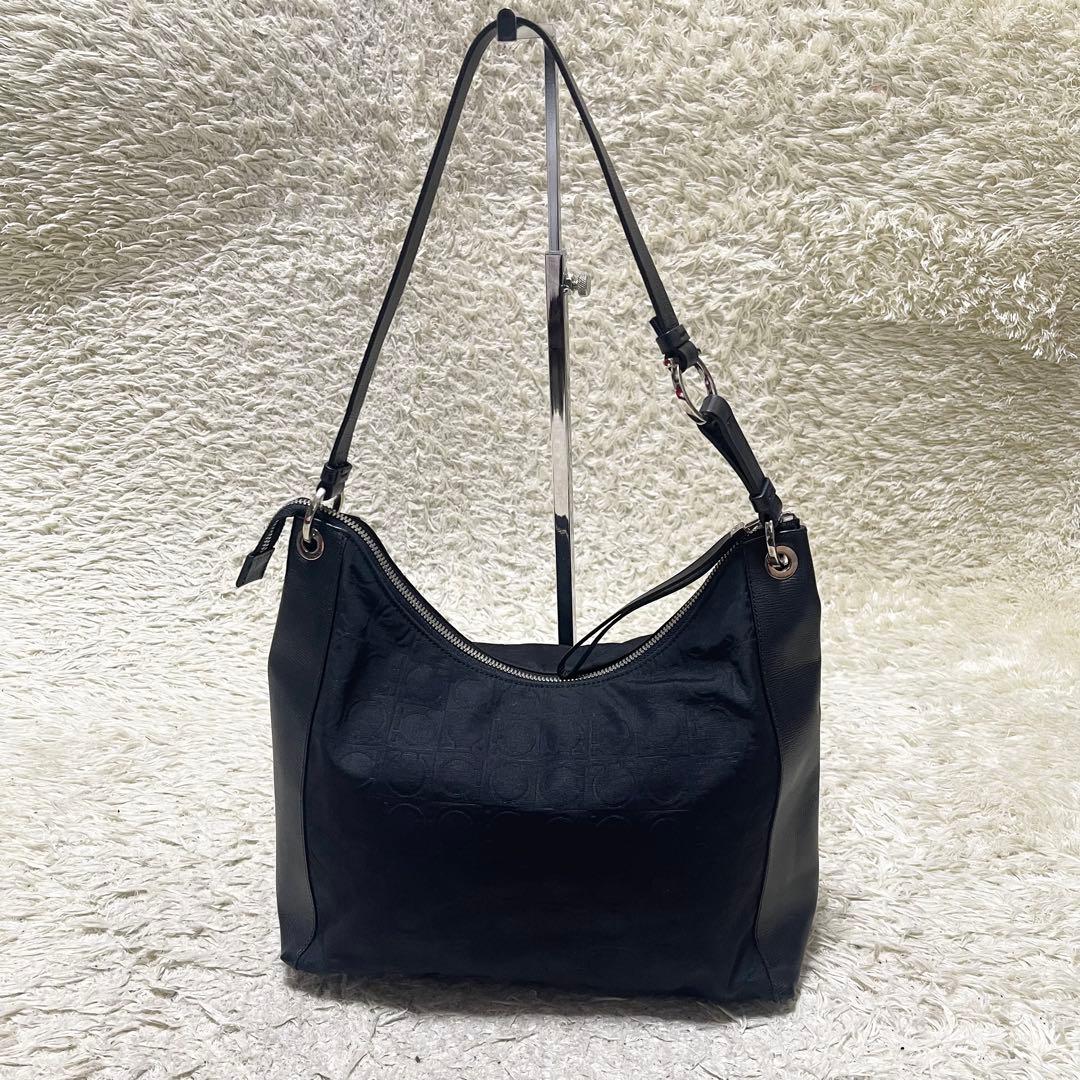 【美品】フェラガモ　ショルダーバッグ　ナイロン　レザー　黒　ガンチーニ　総柄