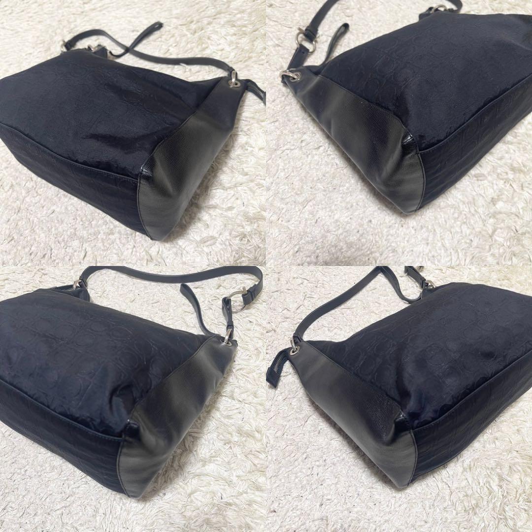 【美品】フェラガモ　ショルダーバッグ　ナイロン　レザー　黒　ガンチーニ　総柄