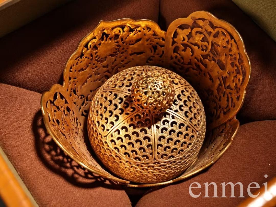 中国古美術· 旧蔵収純銅胎鎏金龍官帽・龍髪冠・聚財置物・高浮彫り・禮品・箱付き