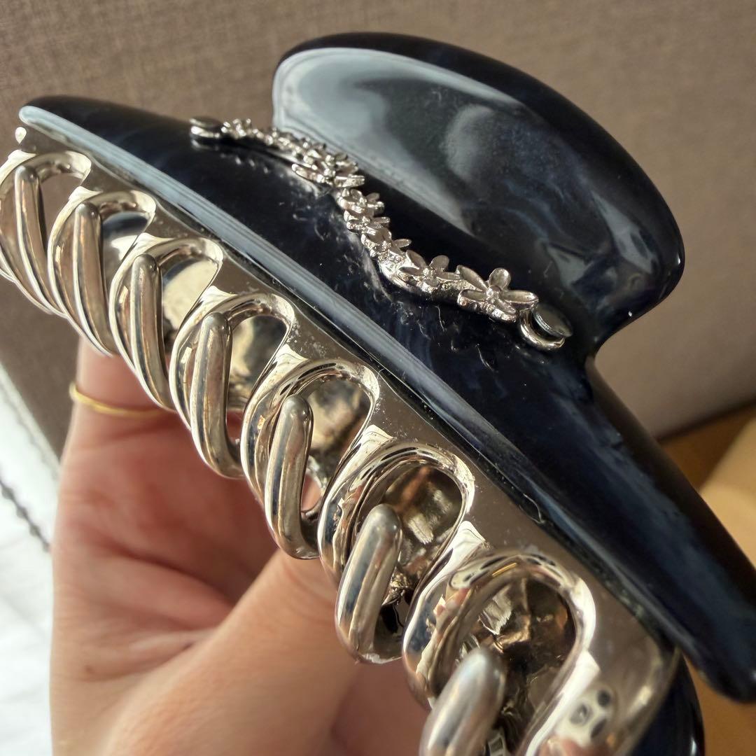 acca ヘアクリップ マーブル　ネイビー　シルバー フラワーモチーフ