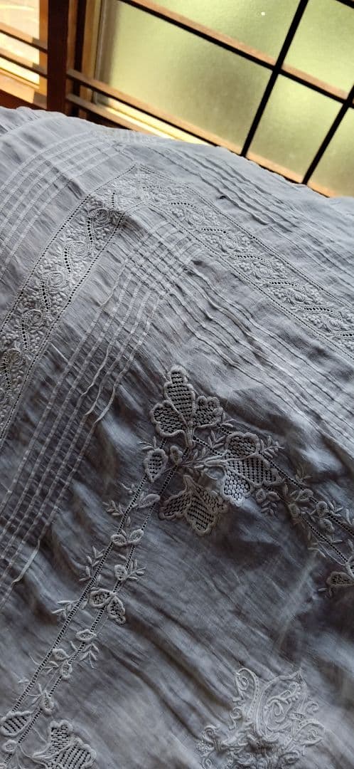 ロンドンのアンティーク屋さんでみつけた綿ローンのテーブルクロス