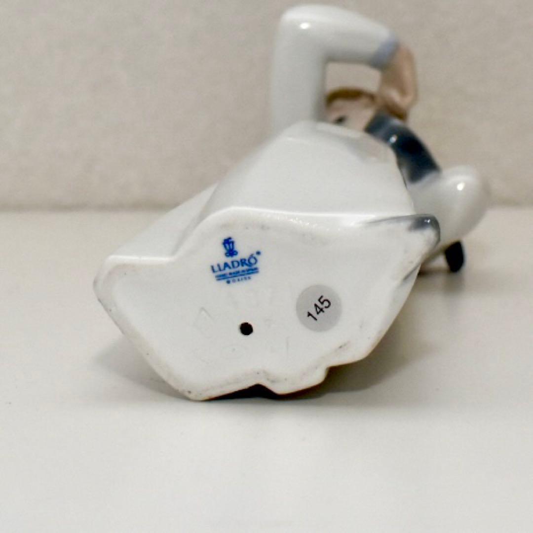 LLADORO ウクレレを弾く少女