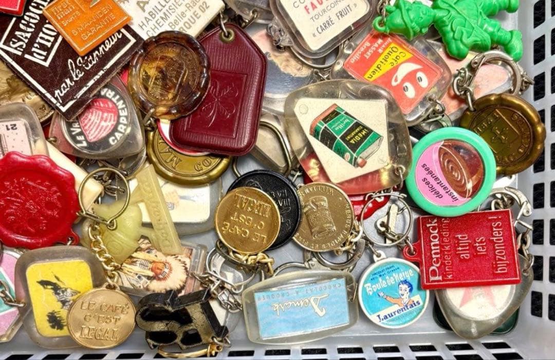 値下げ中!24【100個まとめて!】ヴィンテージ フランスフレンチ キーホルダー