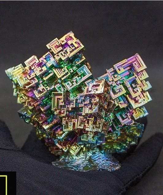 た*K様 神秘的な美しさを持つビスマス結晶 ケース付き【682g】