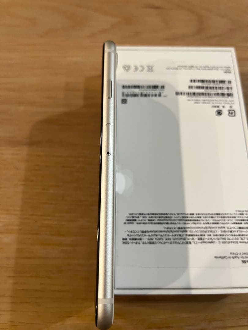 Apple iPhone SE (第3世代) ➕AirTagセット