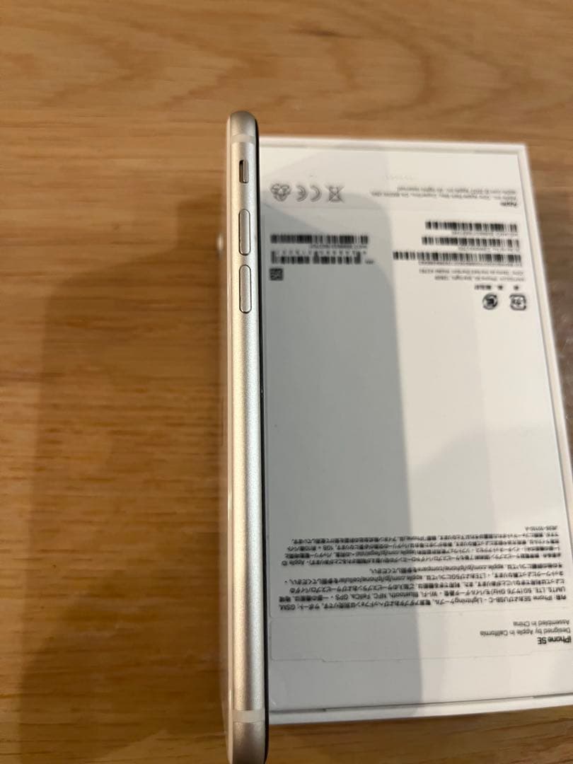 Apple iPhone SE (第3世代) ➕AirTagセット