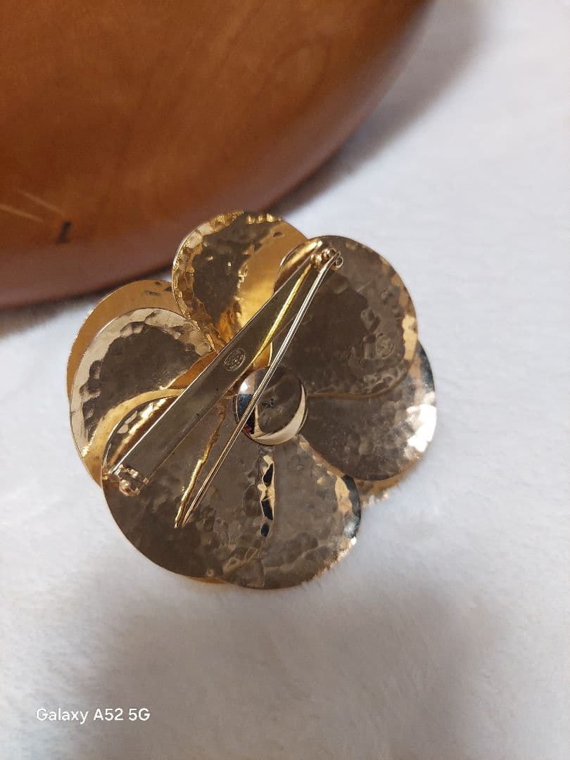 CHANEL アイボリーフラワーブローチ