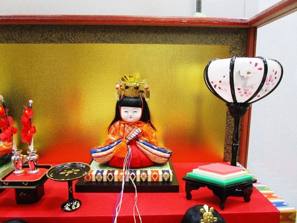 a0905-7真多呂人形 雛人形 若葉雛 豆雛 15人雛 五段飾りオルゴール