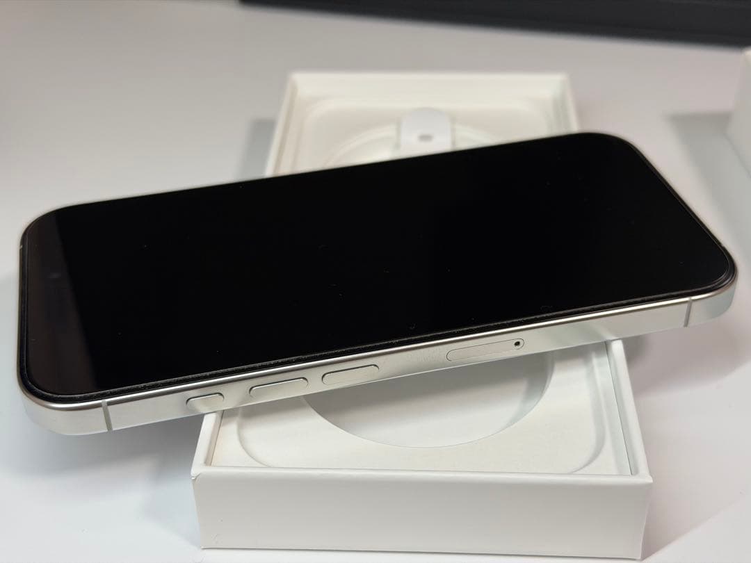 【バッテリー100%、Apple盗難保証】iPhone 16 pro 256GB