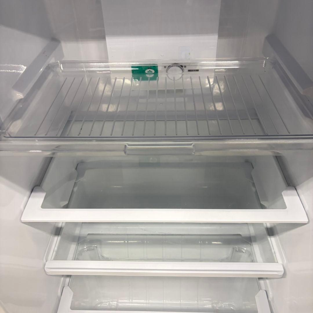 683 SHARP　中型冷蔵庫　200L強　小型　一人暮らし　右開き　2ドア