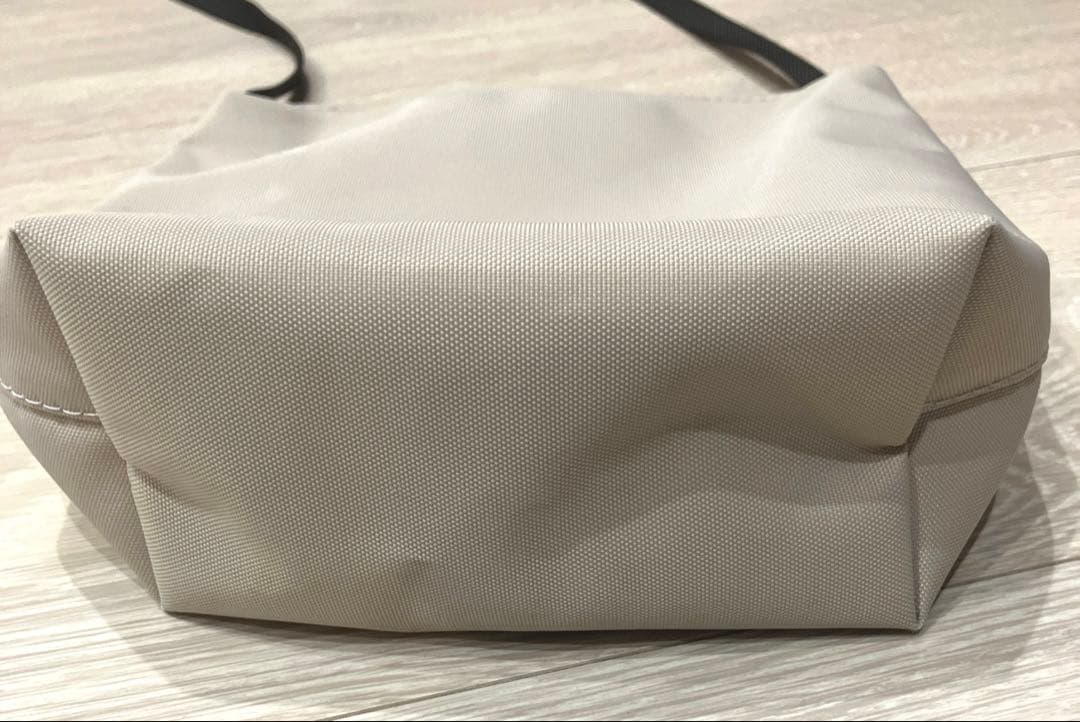 バ*ル様 【美品】エルベシャプリエ　ナイロン　スクエア　ショルダーバッグ　　ナク