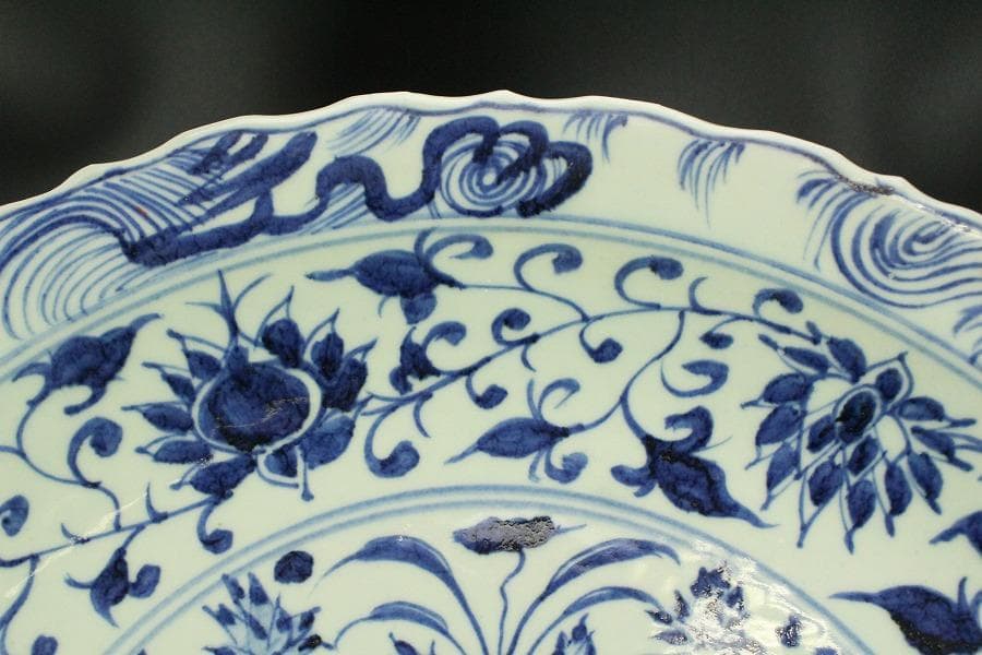 中国美術 纏枝蓮花 水鳥紋 染付大皿 時代物(A577)