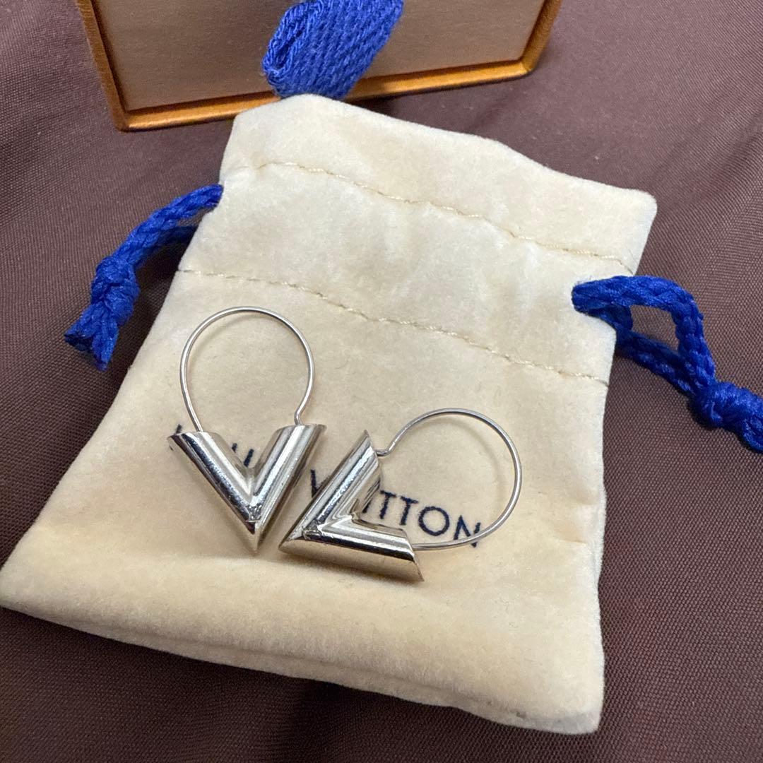 M*y様 LOUIS VUITTON シルバー V字型ピアス