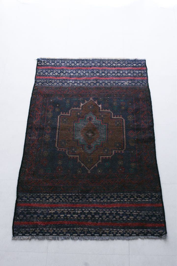 145cm×84cm バルーチ　トライバルラグ　ヴィンテージラグ　リビングサイズ