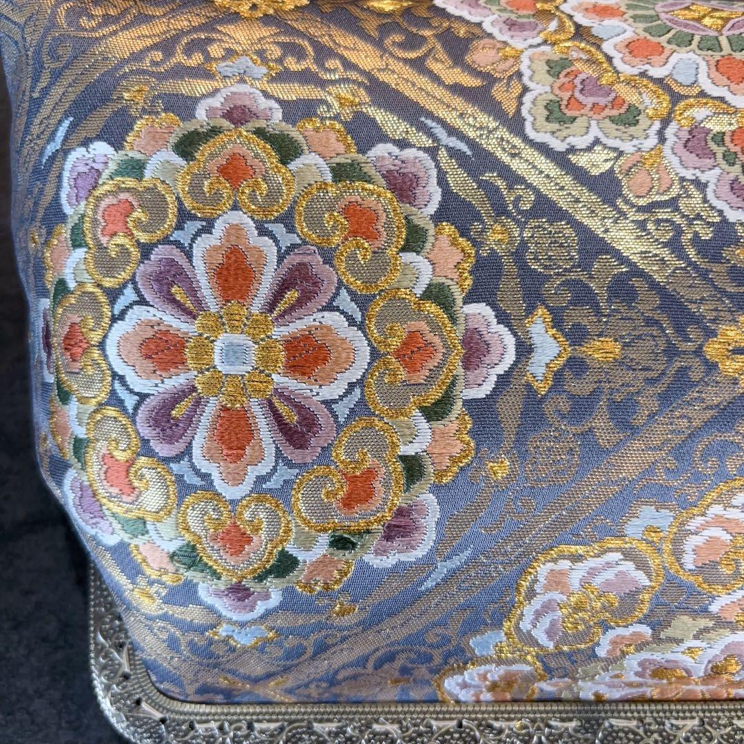 9月新作日本の奥ゆかしい伝統色源氏鼠色、、格の高い華紋柄の最高級西陣帯バッグ